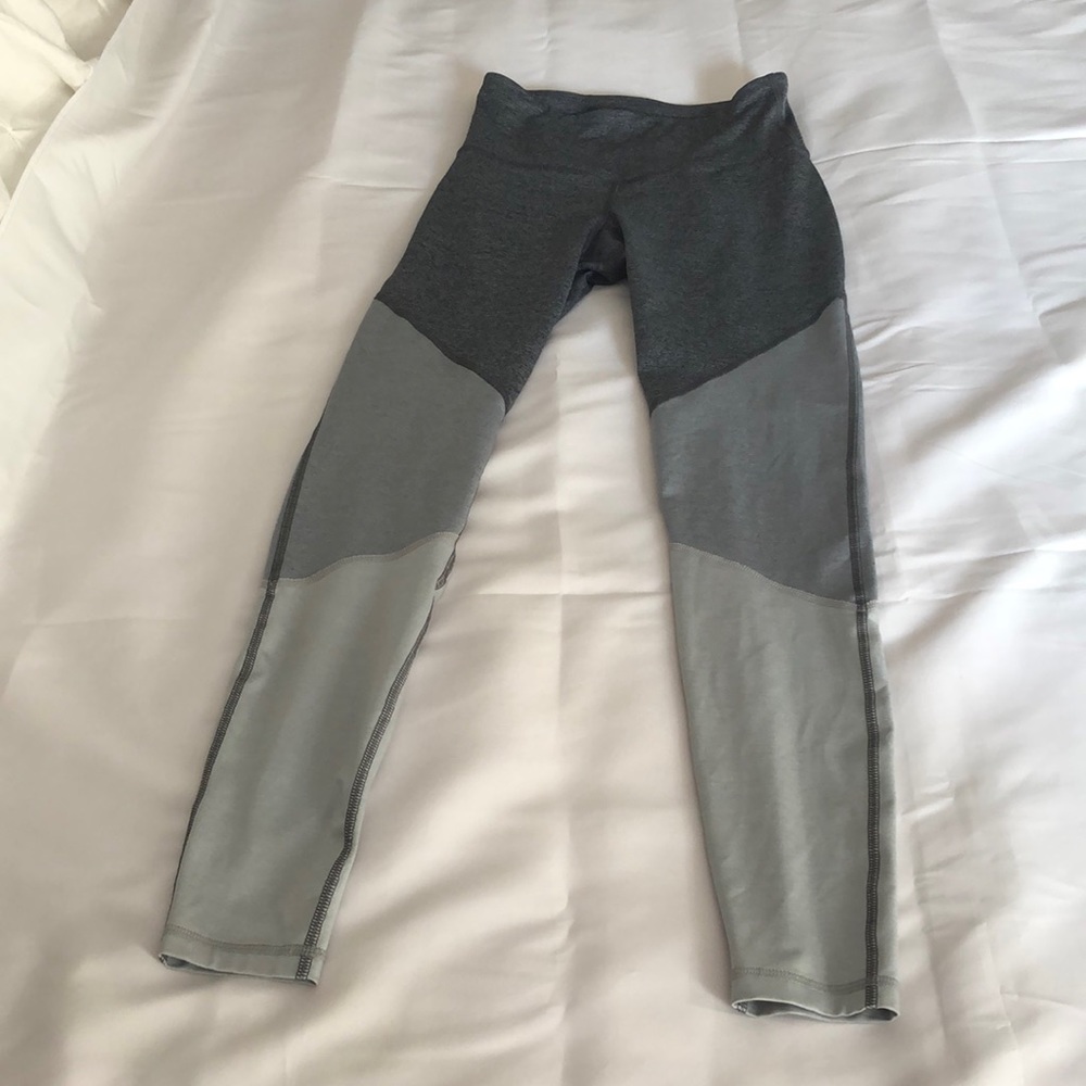 Women’s size small old navy active go-dry gray leggings